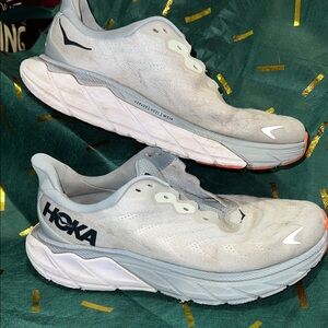 Hoka One One Arahi Women Road Running in a light grey Orange and white color s7